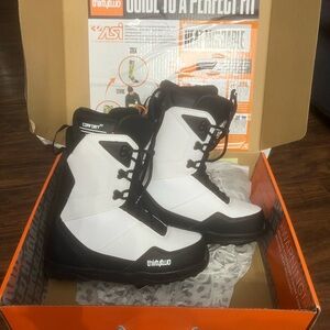 ThirtyTwo Men's Black and White Lace-up Snowboard Boots